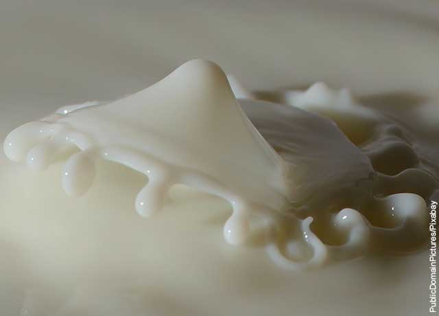 Foto de leche saltando de un recipiente