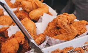 Foto de canastas con presas de pollo que muestran el pollo frito y su receta