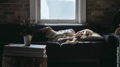 Foto de una mujer durmiendo sobre su sofá que muestra qué significan los sueños