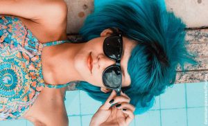 Foto de una mujer con unas gafas oscuras tomando el sol que muestra qué sirve para las quemaduras
