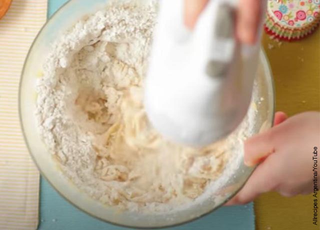 Foto de una batidora mezclando harina