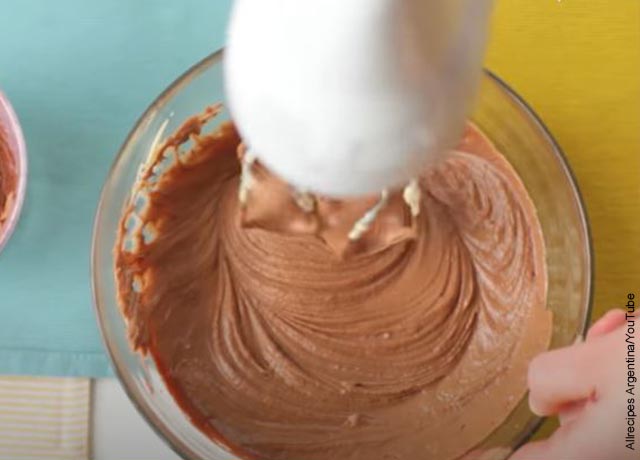 Foto de un bol con mezcla de chocolate y harina