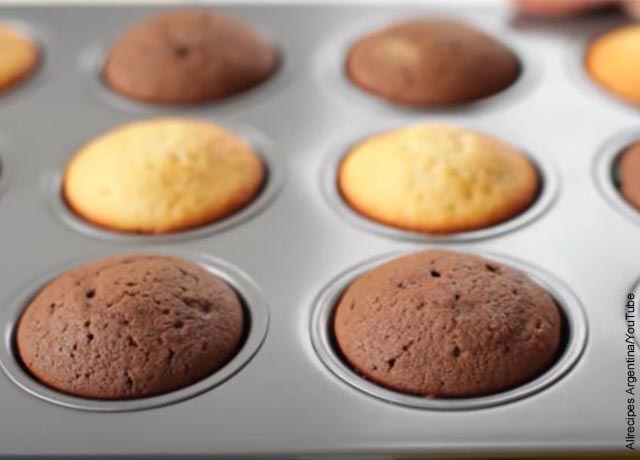 Foto de recipiente com pastelitos que muestran la receta de cupcakes