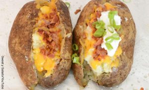 Foto de dos tubérculos rellenos que muestra la receta de papas al horno