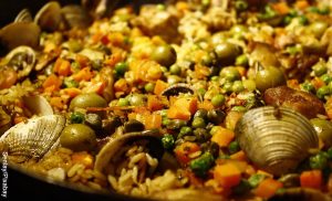 Foto de primer plano de una paella que ilustra las recetas con arvejas