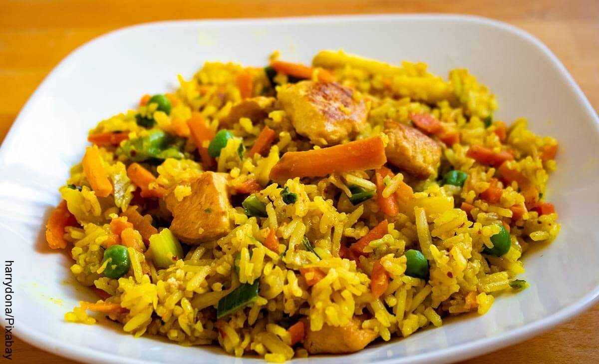Foto de un plato de arroz con verduras que muestra las recetas con pollo desmenuzado