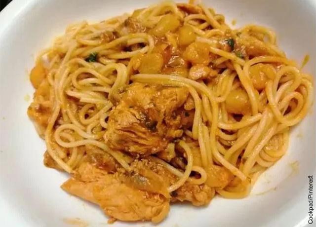 Foto de un plato con spaghettis con pollo
