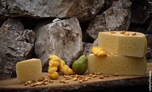 Foto de una variedad de quesos sobre una mesa que ilustra las recetas con queso