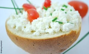 Foto de un pan relleno con tomates que ilustra las recetas con queso crema