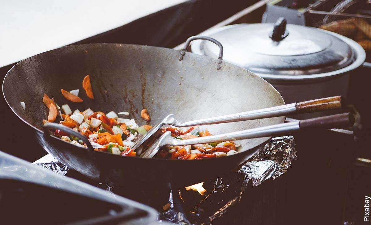 Foto de un wok con comida asiática que muestra las recetas de comidas caseras
