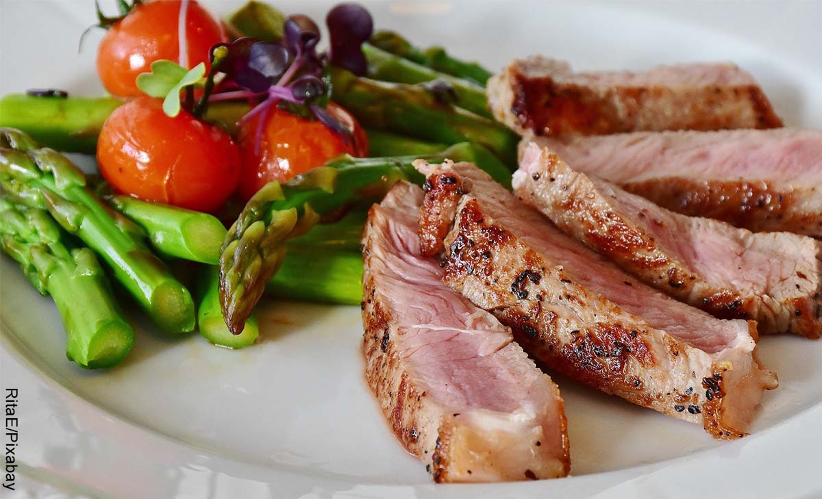 Foto de carne de cerdo con espárragos que muestra las recetas fáciles para cenar