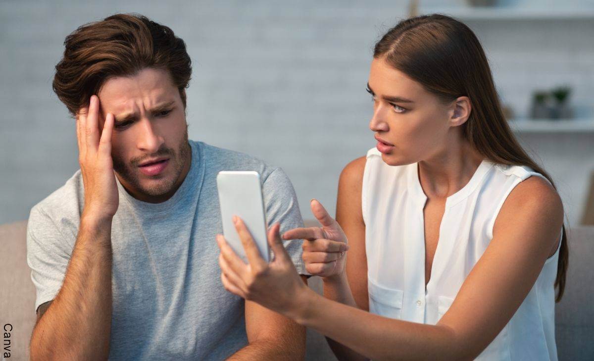 Revisar el celular a la pareja va contra la intimidad. Sentencia reconoce legítima defensa