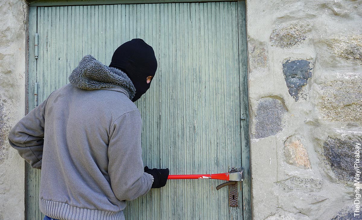 Foto de un hombre abriendo una puerta que muestra lo que es soñar con robo