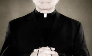 Soñar con sacerdote, ¡vienen problemas en camino!