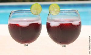 Foto de dos copas con bebidas que muestra el tinto de verano y su receta