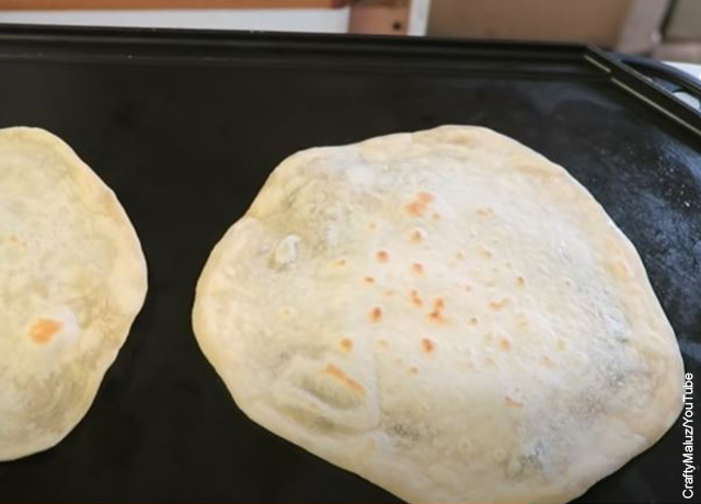 Foto de tortillas calentándose en un comal