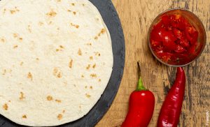 Foto de una masa con chiles que muestra lastortilla de harina con su receta