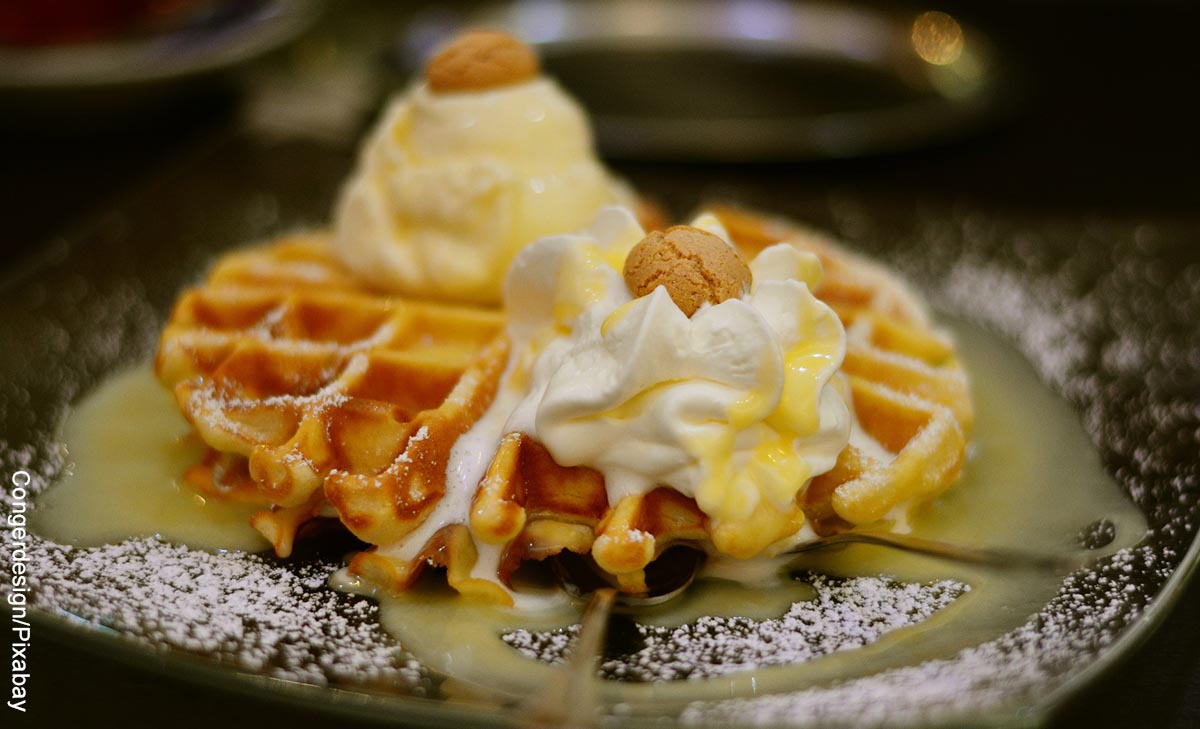 Foto de gofres con helado que muestran los waffles y su receta