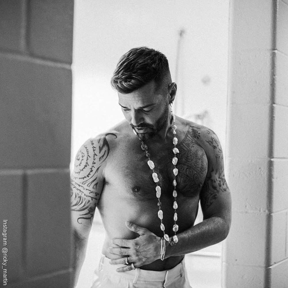 Foto de Ricky Martin sin camisa y en toalla