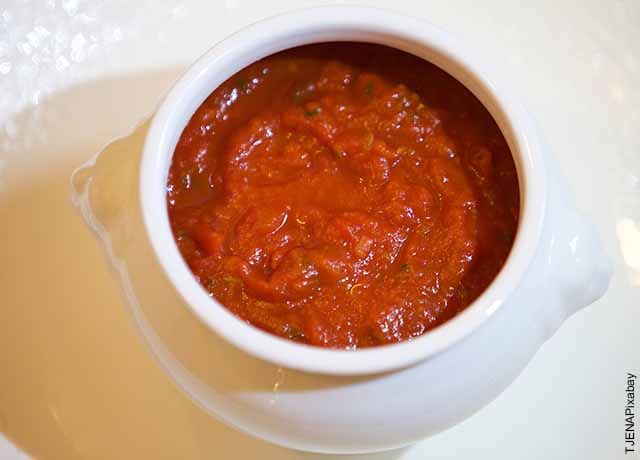 Foto de una pasta de tomate en un reciíente de cerámica