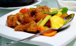 Fptp de un plato de comida oriental con carne y verduras que muestra el cerdo agridulce y su receta