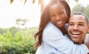 Foto de una pareja sonriendo feliz que muestra cómo hacer que te pasen cosas buenas