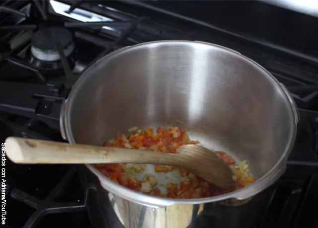 Foto de una olla con un guiso de tomate y cebolla