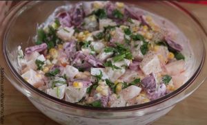 Foto de un bol con diversos ingredientes que muestra la ensalada de papa y su receta