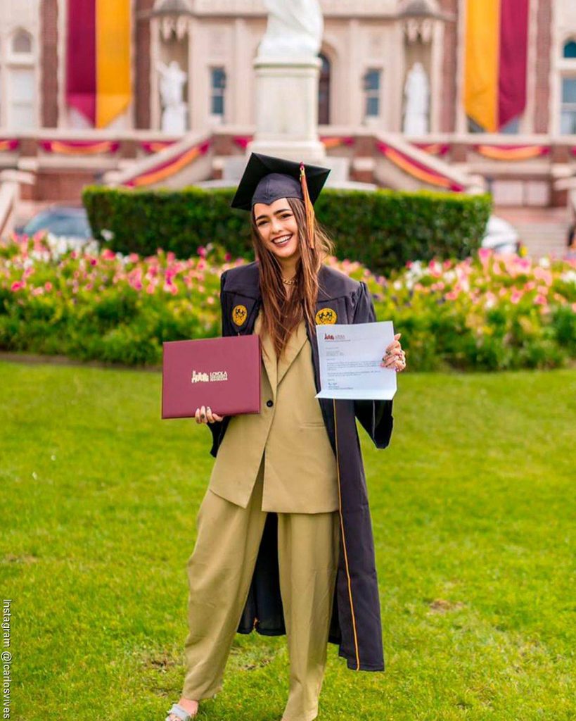 Foto de Lucy Vives con su diploma de grado en las manos
