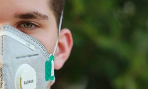 Foto de un joven usando mascarillas para la protección respiratoria