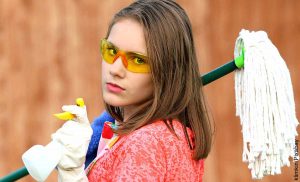 Foto de una mujer con un trapero y guantes que muestra para qué sirve el amoniaco