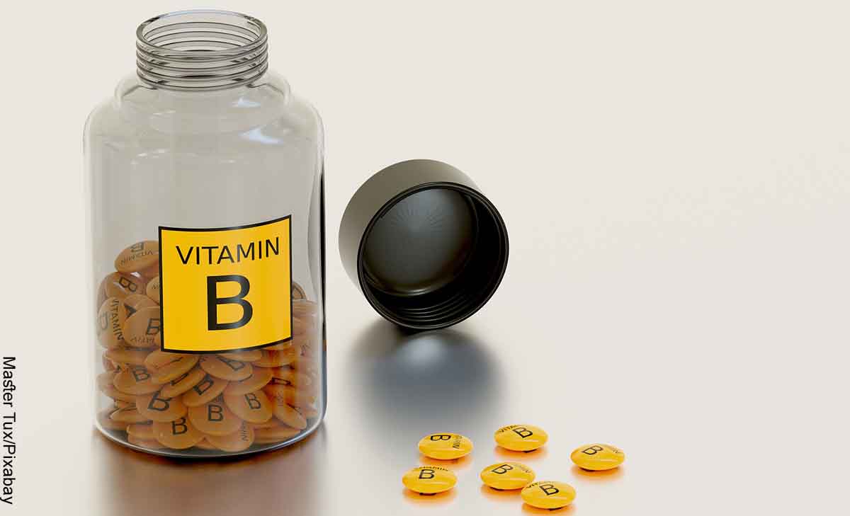 Foto de un tarro con pastillas amarillas adentro que revela para qué sirve el complejo B