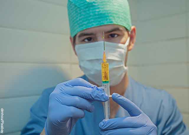 Foto de un médico con una aguja