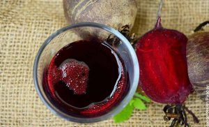 Foto de un vaso de vidrio con una bebida que revela para qué sirve el jugo de remolacha