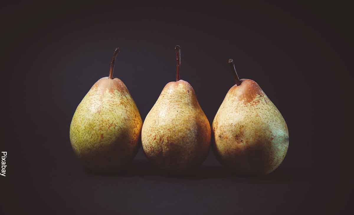 Foto de 3 peras sobre una mesa que muestra para qué sirve la pera