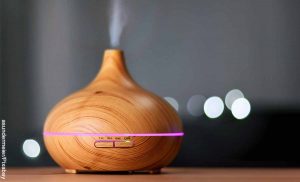 Foto de humidificador de aire construido en madera sobre una mesa