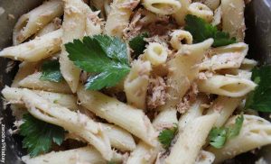Foto de un plato de pasta con atún con su receta tradicional