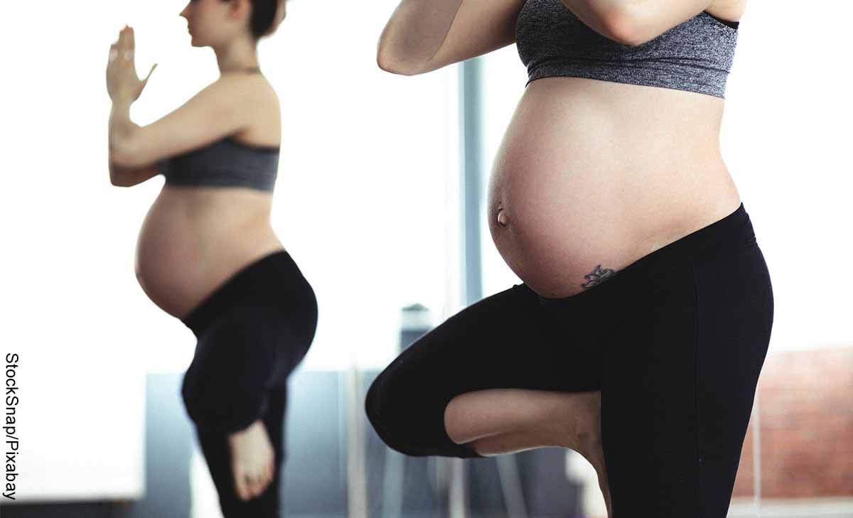 Foto de una mujer en gestación haciendo yoga que revela qué ejercicios puede hacer una mujer embarazada