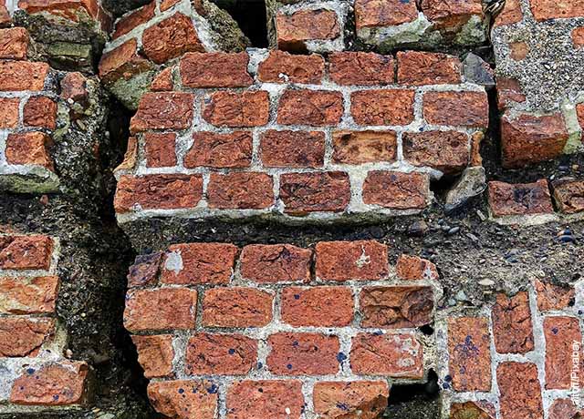 Foto de un muro de ladrillos destruido