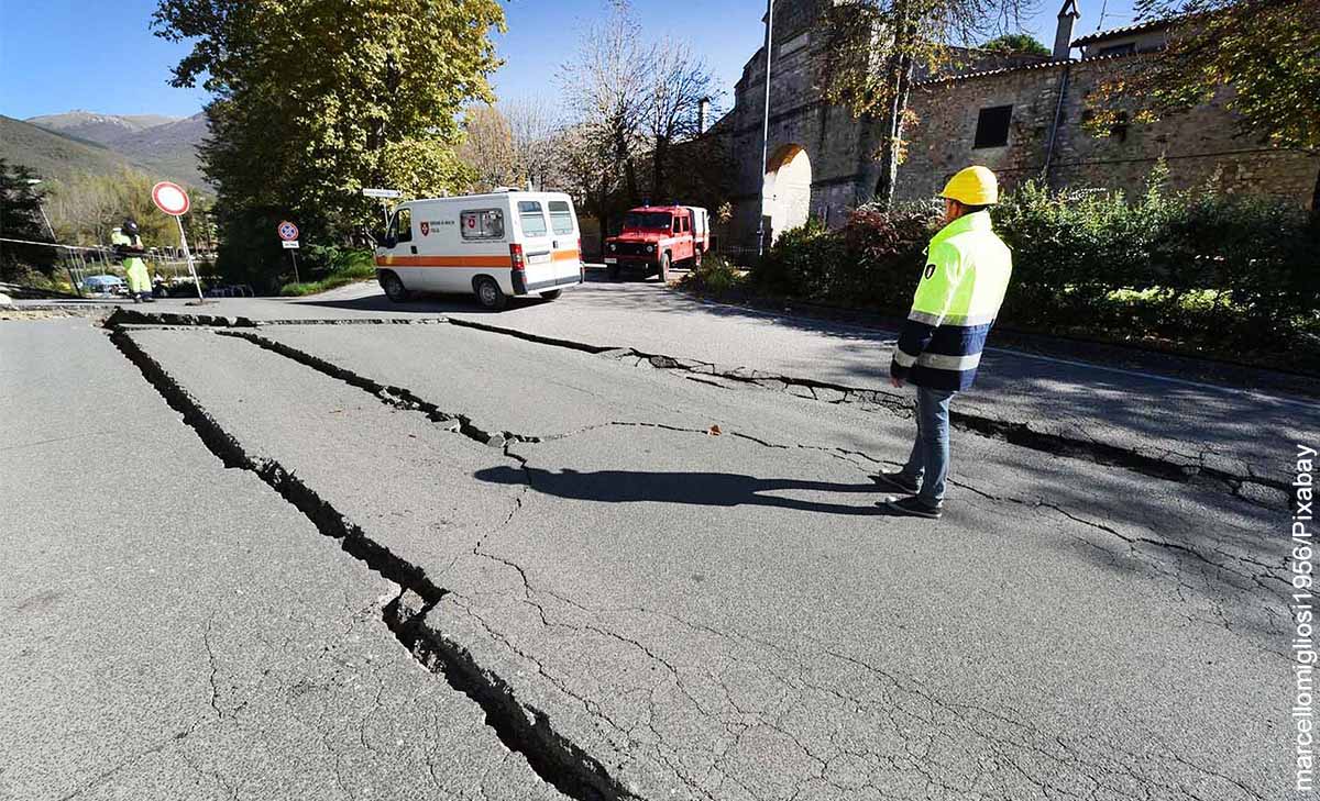 Foto de una calle agrietada que muestra qué hacer en caso de un terremoto