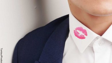 Foto del cuello de la camisa de un hombre con unos labios pintados que muestra qué significa soñar con infidelidad