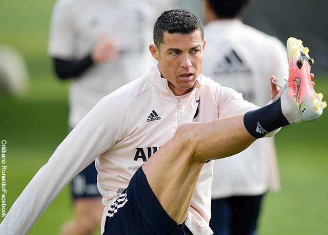 Foto del futbolista Cristiano Ronaldo entrenando
