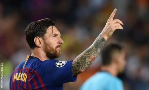 Foto del futbolista Lionel Messi alzando su mano que muestra qué significa soñar con un famoso