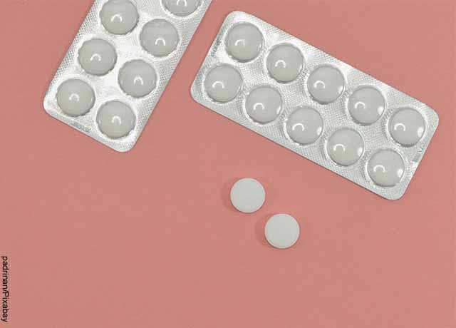 Foto de dos tabletas de pastillas blancas que muestra qué sirve para el dolor de muela