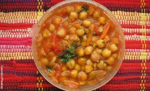 Foto de un plato de comida típica que muestra la receta de garbanzos