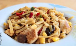 Foto de una ensalada de pollo, pasta y maíz que muestra las recetas de pollo fáciles y económicas
