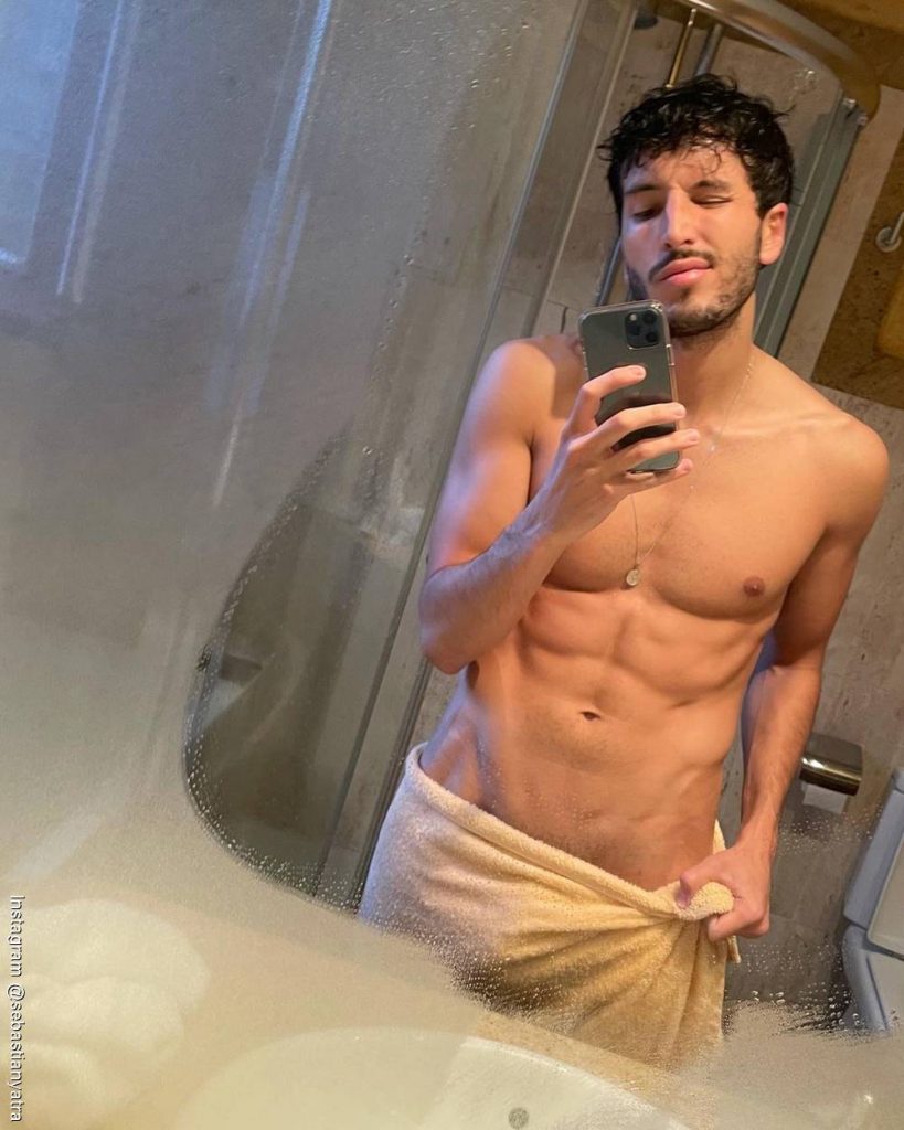 Foto de Sebastián Yatra en el baño y con una toalla