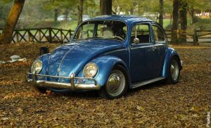 Foto de un auto escarabajo azul que muestra lo que es soñar con carro