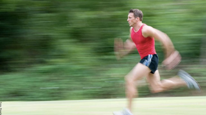 Foto de hombre corriendo rápido