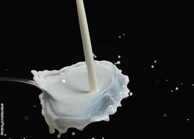 Foto de leche cayendo sobre una mesa que muestra lo que es soñar con leche
